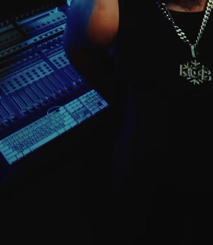 Table de mixage — lumière bleue